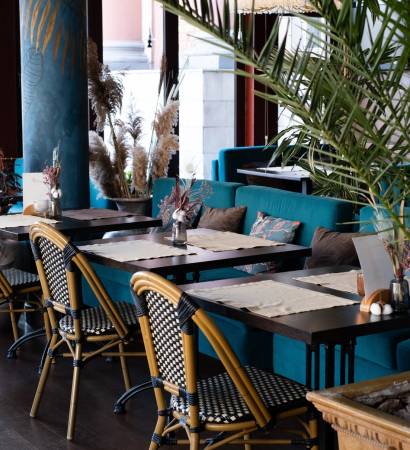 Beautiful,Interior,Of,The,Restaurant,In,Blue,Tones.,Tables,And